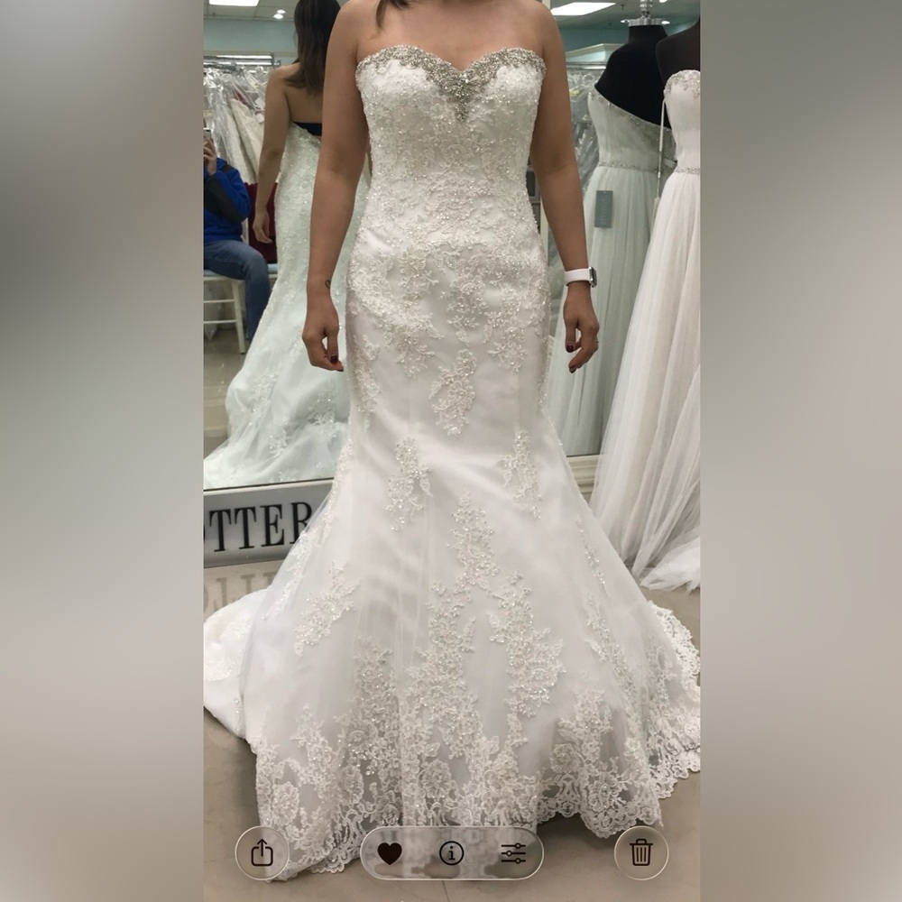 Ivory Lace Mermaid Wedding Dress with Beaded Appliqué